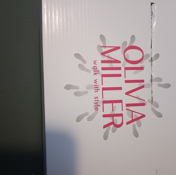 Women's Slippers - Picture 4 of 7